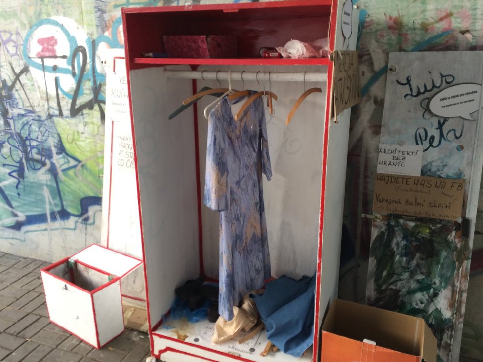 Veřejná šatní skříň v Modřanech.