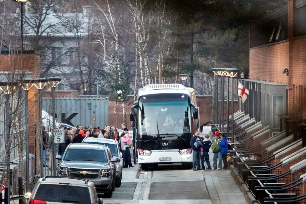 Od americké ambasády v Moskvě ráno odjely tři autobusy