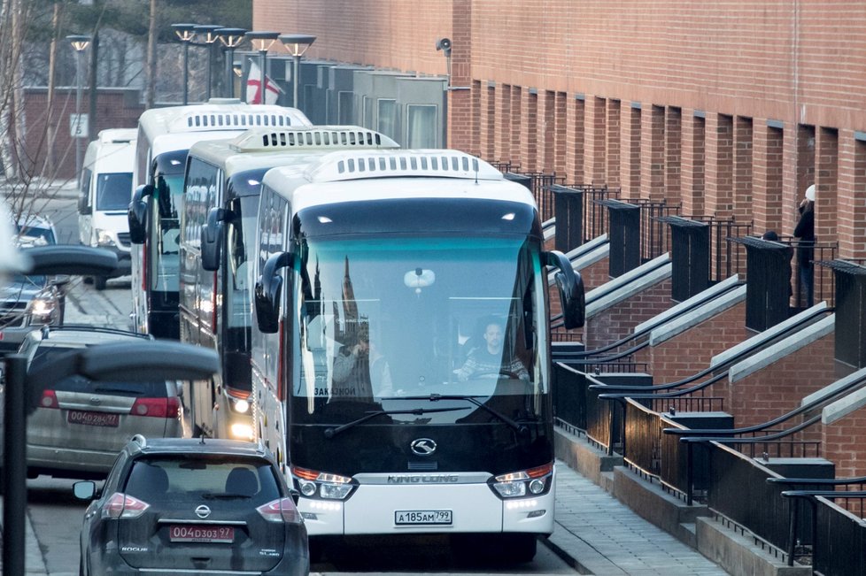 Tři autobusy zřejmě odvezly diplomaty, kteří byli ze země vyhoštěni v reakci na obdobný krok USA.