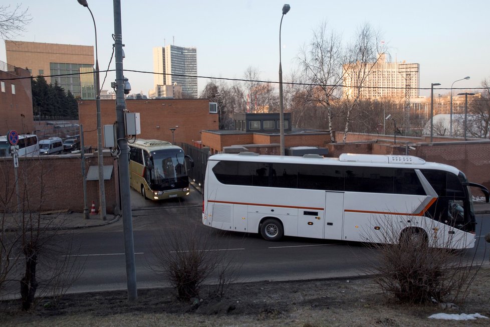 60 amerických diplomatů z Ruska je na cestě zpět do vlasti.