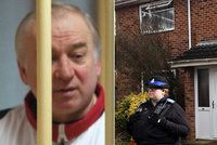Skripala s dcerou otrávili u dveří jejich domu, tvrdí nově britská policie