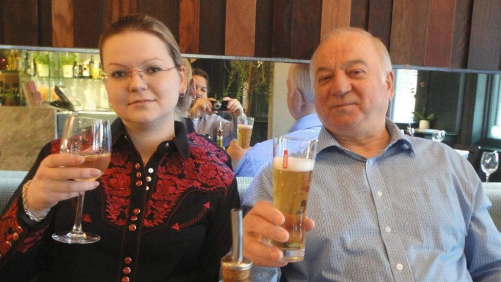 Jedem novičok byl otráven bývalý ruský agent Sergej Skripal a jeho dcera Julia