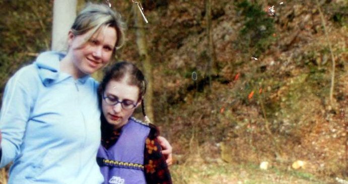 Fotografie z roku 2006, kdy Škrlová žila v rodině Kláry Mauerové, matky týraných chlapců, a vydávala se za 14letou Aničku