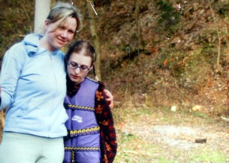 Fotografie z roku 2006, kdy Škrlová žila v rodině Kláry Mauerové, matky týraných chlapců, a vydávala se za 13letou Aničku.