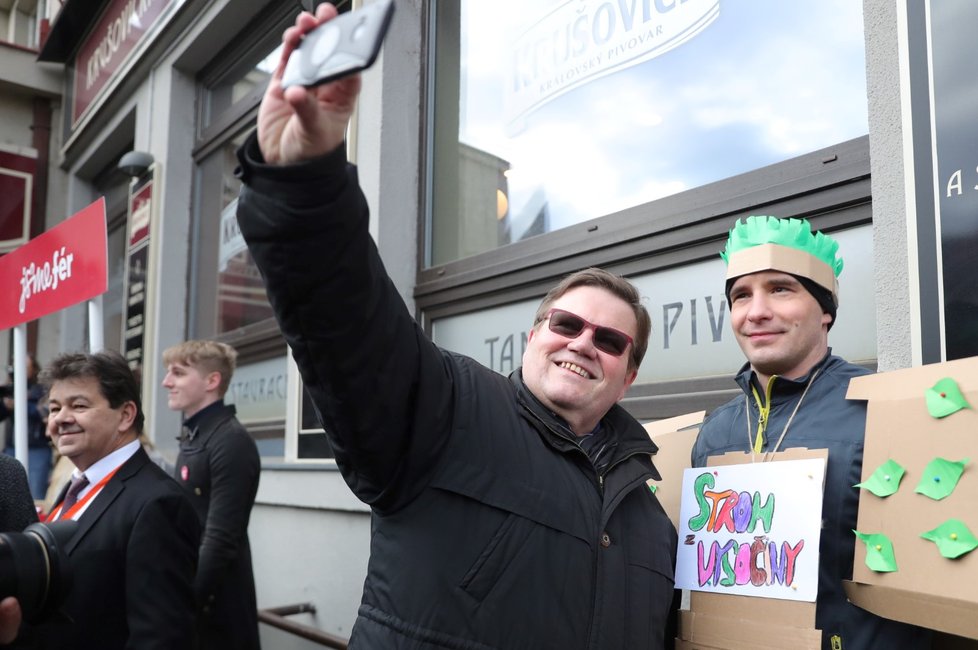 Zdeněk Škromach si udělal selfie se Stromem z Vysočiny, podporovatelem Miloše Zemana.