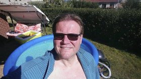 Na Škromachově Facebooku nemůže chybět ani selfie od bazénku.