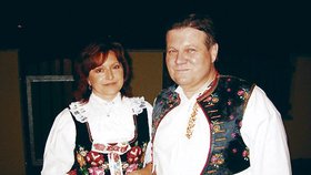 Škromach má rád moravský folklór, v kroji zapózoval společně s manželkou