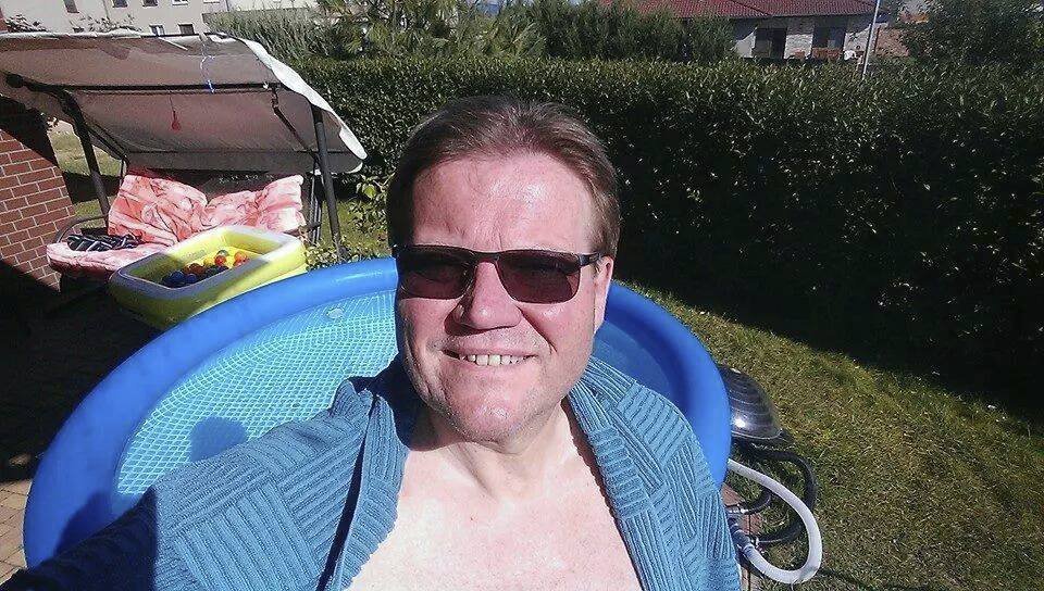 Na Škromachově facebooku nemůže chybět ani selfie od bazénku