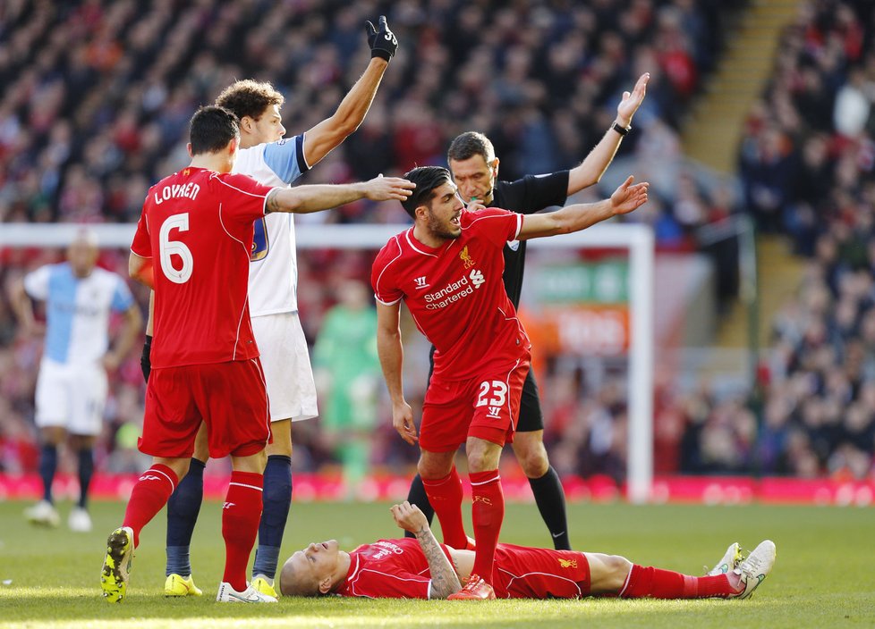 Hráči Liverpoolu i soupeře volali okamžitě po pádu pro Martina Škrtela pomoc lékařů