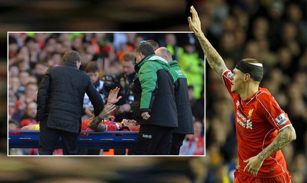 Obránce Liverpoolu Martin Škrtel je skutečný tvrďák, dokonce i když byl chvíli v bezvědomí, chtěl pokračovat