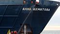 Skupina čtrnácti aktivistů Greenpeace se dnes zachytila za loď, která má odvézt zaměstnance ropné plošiny Gazpromu do Arktidy.  (Foto Profimedia)