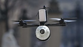 Na snímku z 8. března 2024 je letová ukázka dronu na tiskové konferenci spolku Skupina D k projektu Drony Nemesis