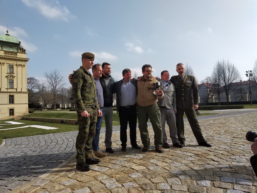 Členové spolku Skupina D předvedli ve Strakově akademii české drony pro Ukrajinu.
