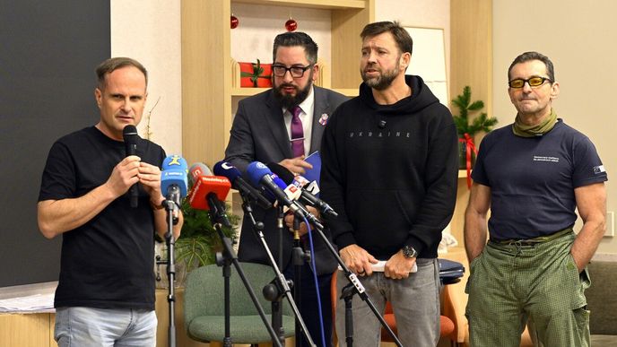 Zleva zástupci Skupiny D Milan Mikulecký, advokát Jiří Nenutil, tajemník spolku Jan Veverka a herec Ondřej Vetchý na tiskové konferenci k aktuálnímu dění kolem aktivit spolku, který organizuje sbírku na drony v projektu Nemesis Zleva zástupci Skupiny D Milan Mikulecký, advokát Jiří Nenutil, tajemník spolku Jan Veverka a herec Ondřej Vetchý na tiskové konferenci k aktuálnímu dění kolem aktivit spolku, který organizuje sbírku na drony v projektu Nemesis