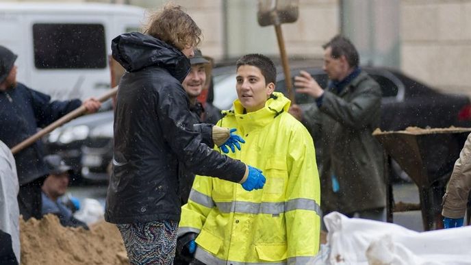 Skupina dobrovolníků v centru města