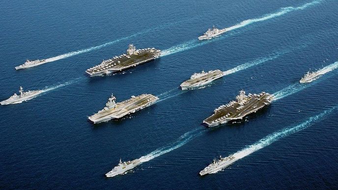Skupina válečných lodí NATO, letadlová loď Charles de Gaulle uprostřed