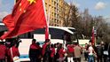 Skupinky lidí vítající čínského prezidenta přivezly na trasu jeho cesty Prahou autobusy