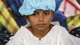 Chlapec José António z kmene Baré čeká celý vystrašený na chirurgický zákrok