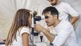 V provizorní ambulanci tým oftalmologů vyšetřuje zrak domorodým pacientům. Rozdali jim více než 400 kusů dioptrických brýlí.