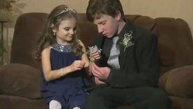 Patnáctiletý AJ Spader vzal svou šestiletou smrtelně nemocnou sestřičku na ples