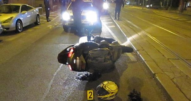 Na Jiráskově náměstí před Tančícím domem došlo ke srážce motocyklisty s osobním vozidlem. (ilustrační foto)