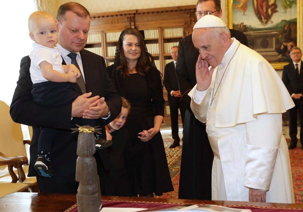 Premiér Litvy Skvernelis s rodinou u papeže Františka. Uprostřed manželka Silvija