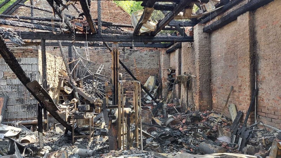 Požár stodoly ve Škvořeticích vznikl kvůli nabíjení dětského elektrického autíčka.