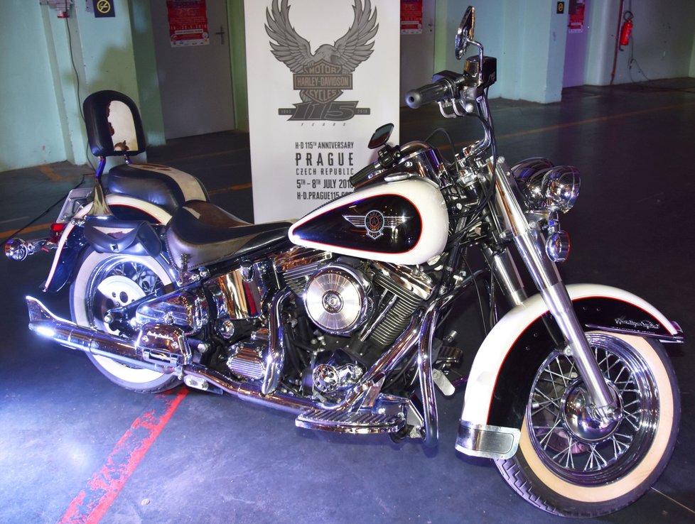 Motocykl Harley Davidson Heritage Softail „Nostalgie“ z roku 1993.