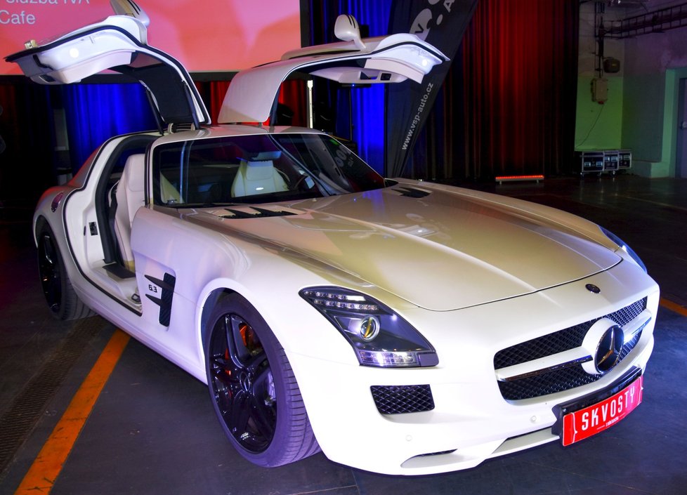 Současný sporťák Mercedes – Benz SLS.