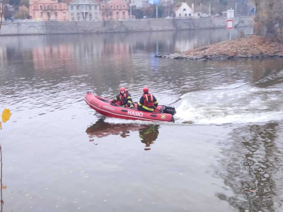 Na Vltavě se 25. listopadu 2019 objevila olejová skvrna.