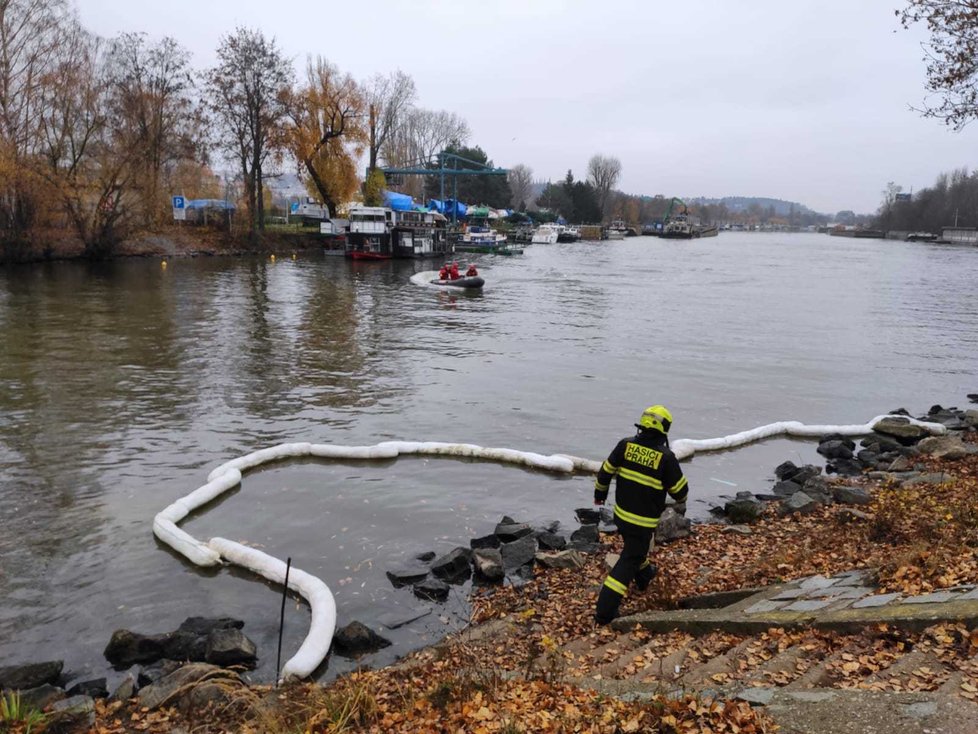 Na Vltavě se 25. listopadu 2019 objevila olejová skvrna.