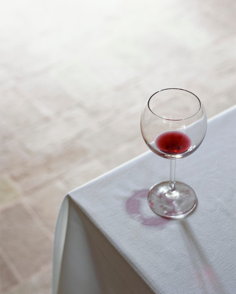 Červené víno vyčistěte ještě za čerstva. Pomůže vám obyčejná sůl.