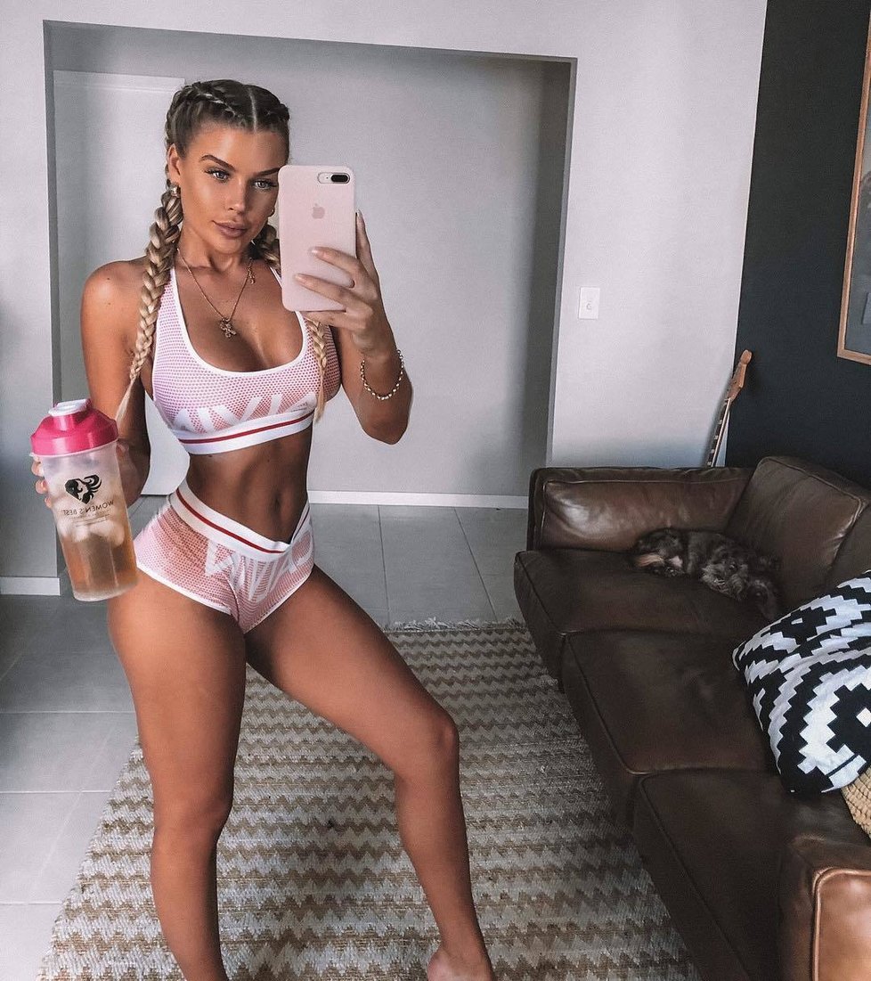 Sexy blondýnka a hvězda instagramu Skye Wheatleyová.