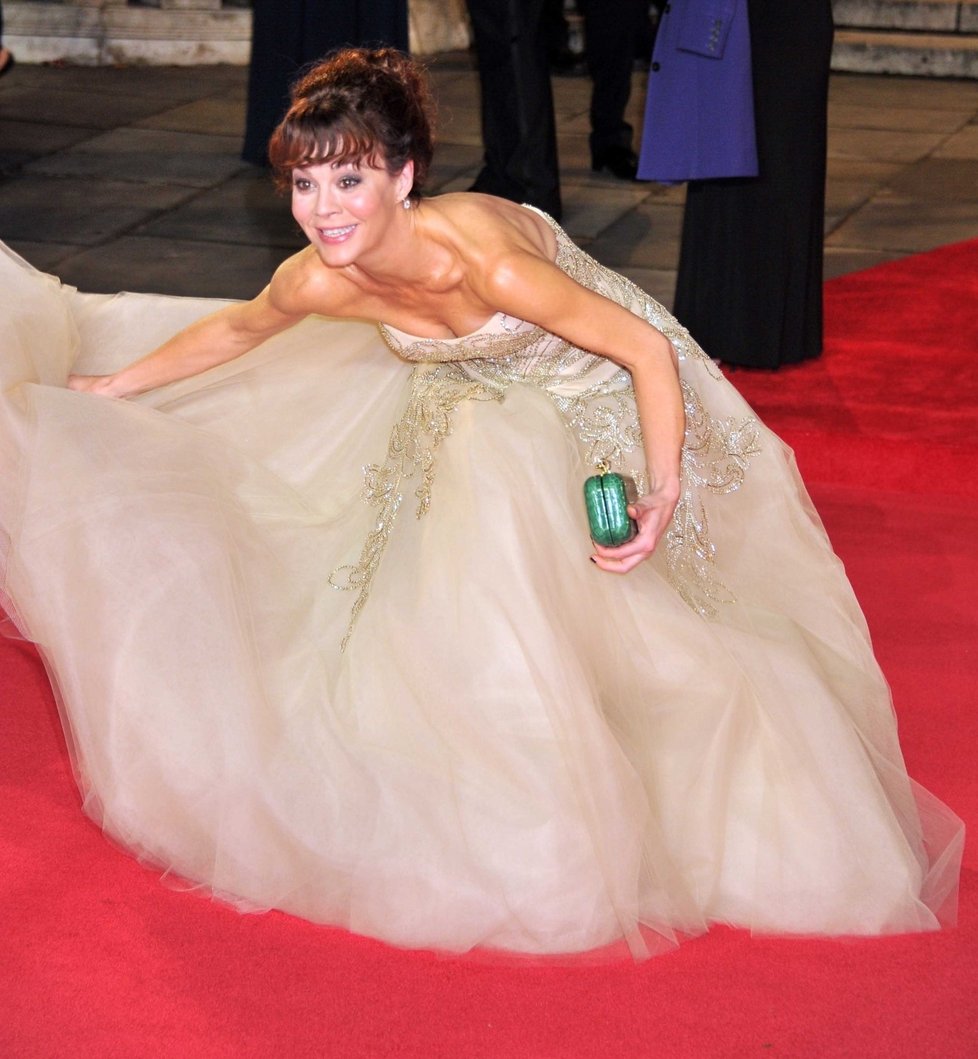 Helen McCrory nezvolila na premiéru Skyfall v Londýně moc dobré šaty, stále si je přišlapávala.