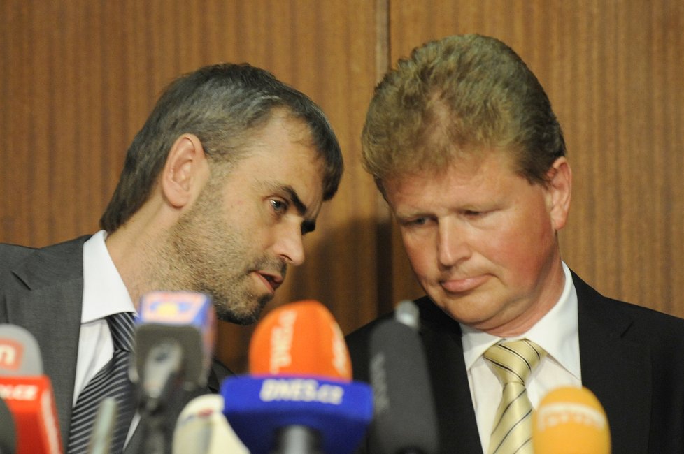 Zleva Robert Šlachta a Ivo Ištvan na tiskové konferenci po razii na Úřadě vlády ČR (14. 6. 2013)