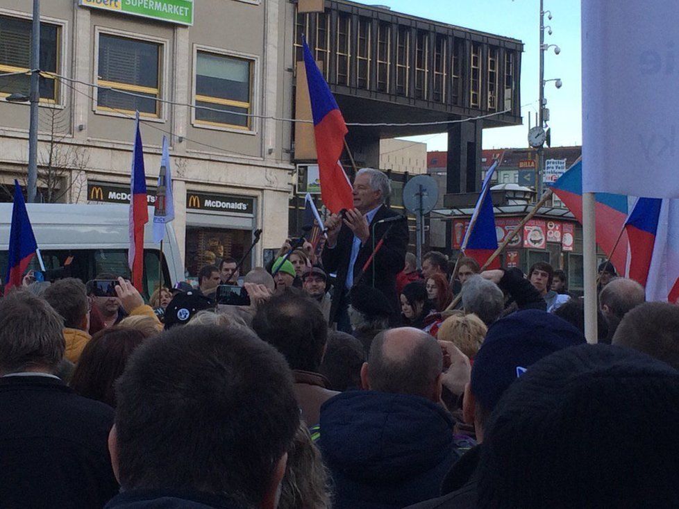 Někdejší šéf republikánů Sládek v roce 2015 už zase řeční na Václavském náměstí