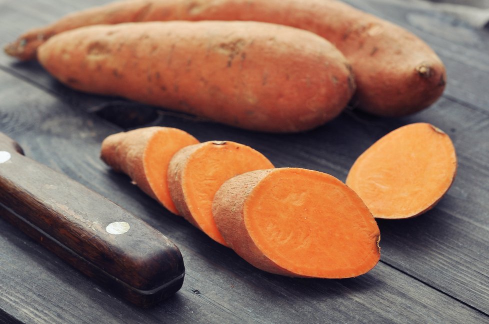 Sladké brambory obsahují typ škrobu, který odolává zažívacím enzymům, takže zůstanou v žaludku déle.