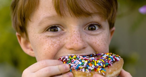 Máte dítě závislé na sladkostech? Možná mu chybějí bílkoviny