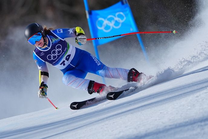 Kosovská lyžařka Kiana Kryeziu na ZOH v Itálii při soutěžení ve slalomu. Kosovská lyžařka Kiana Kryeziu na ZOH v Itálii při soutěžení ve slalomu.