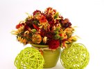 Do barevné nádoby nadekorujte sušené květy a další přírodní rostlinné ozdoby. Pro umocnění celkového dojmu si můžete zakoupit dekorativní koule v barvě nádoby.