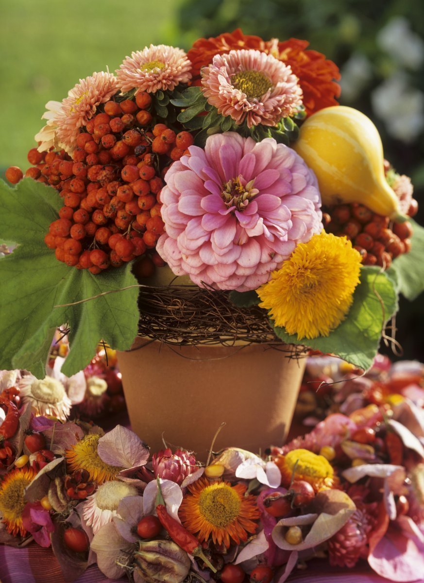 Do stejného věnce umístěte vázu s květinami, slaměnkami a dalšími plody tohoto období. Výsledný efekt bude perfektní.