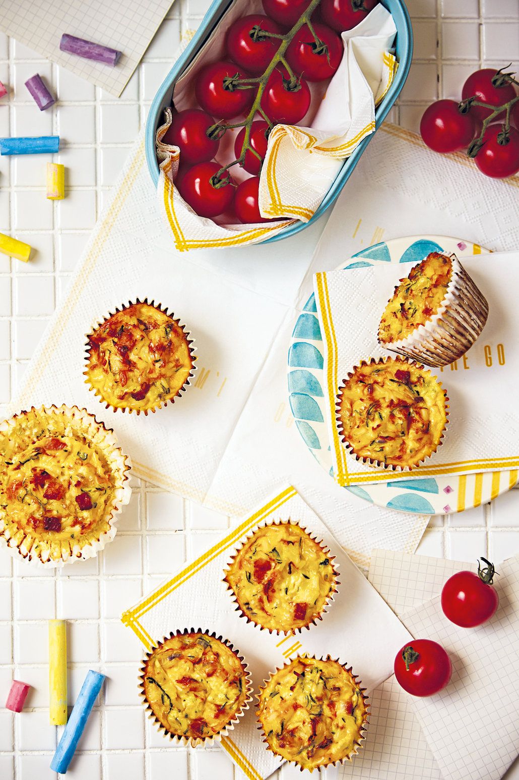 Muffiny bez lepku naslano jsou ideální na upotřebení zbytků. Tyhle jsou se zbytkem rýže, se slaninou a sýrem.