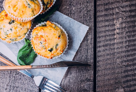 Slané muffiny se špenátem a čedarem