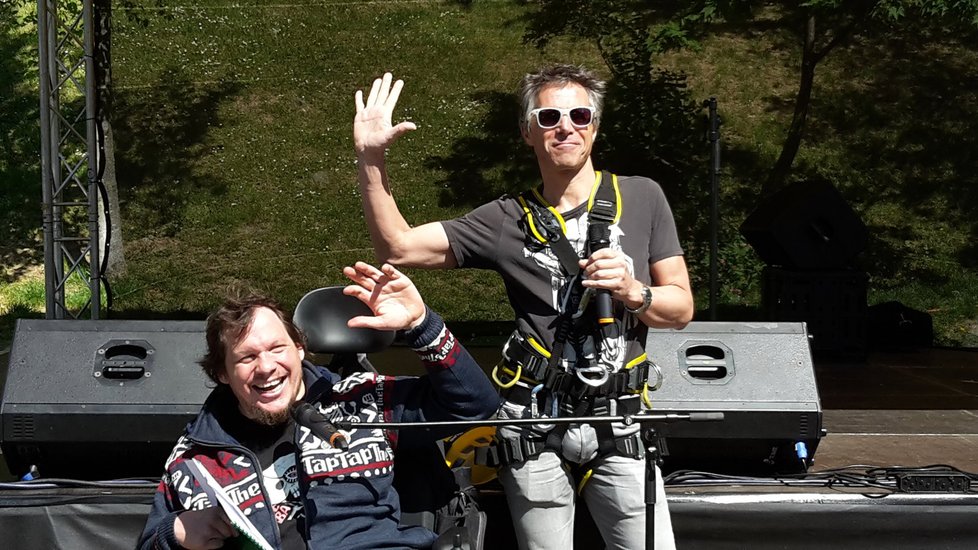 V rámci festivalu Pojď dál slanil Janek Ledecký Nuselský most na invalidním vozíku. Poté zprostředkoval své dojmy.
