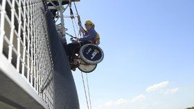 „Adrenalin jako na koaliční radě.“ Bělobrádek riskoval na invalidním vozíku 