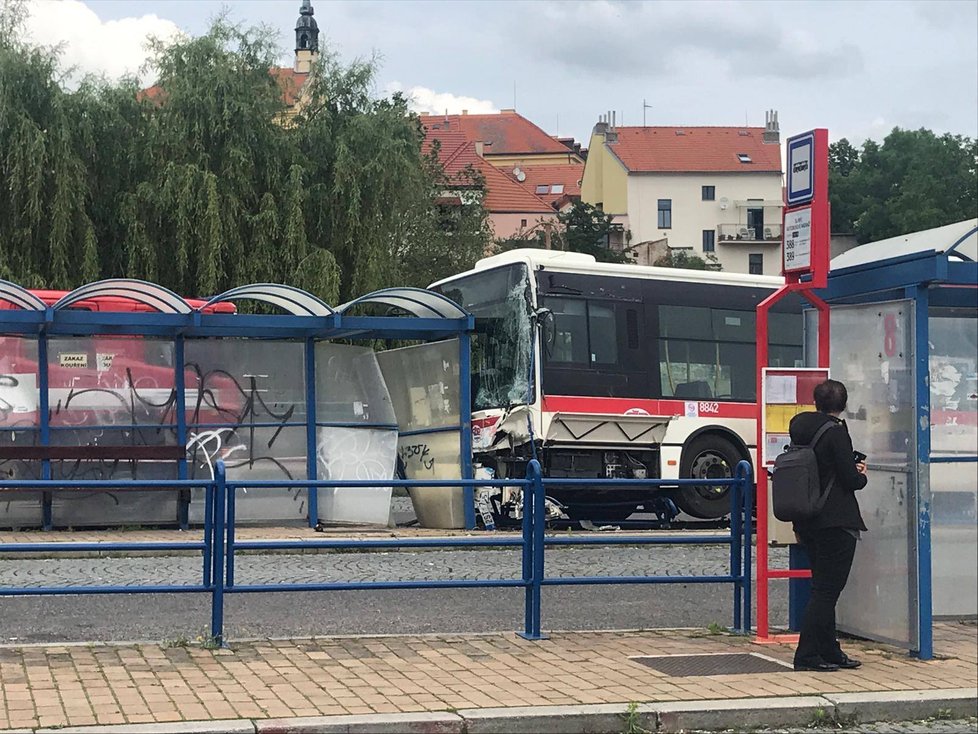 Autobus vjel na zastávku na nádraží a zdemoloval ji.