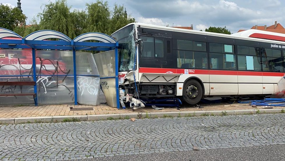 Na autobusovém nádraží ve Slaném vjel autobus na zastávku.