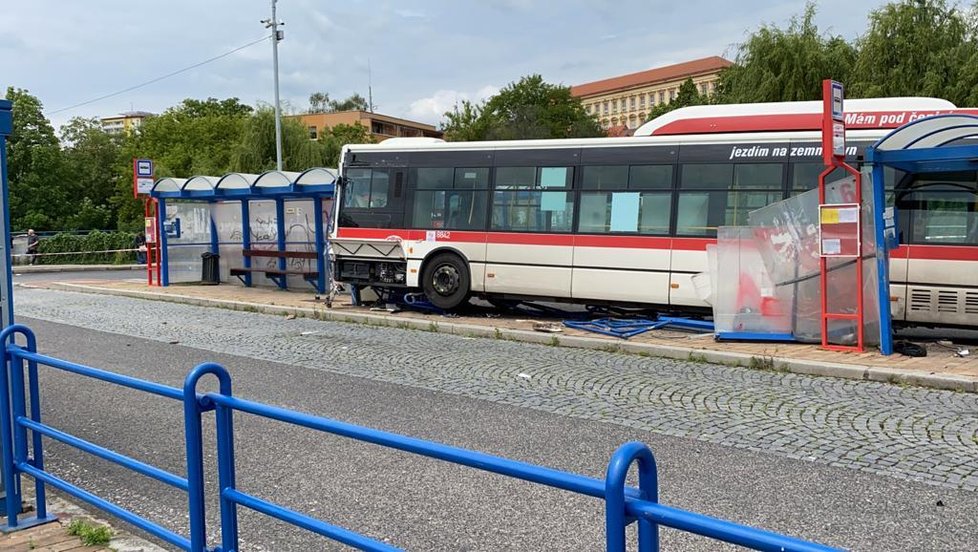 Na autobusovém nádraží ve Slaném vjel autobus na zastávku.