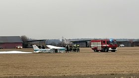 Malé letadlo ve Slaném mělo potíže s vysunutím podvozku: Uvnitř byl instruktor a žák