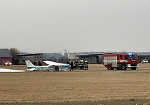 Malé letadlo ve Slaném mělo potíže s vysunutím podvozku.